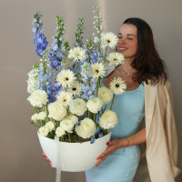 Композиция высокая с дельфиниумом, ранункулюсами и герберами