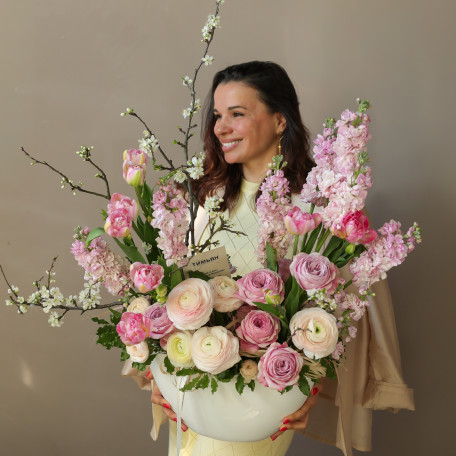 Высокая композиция с ранункулюсами, маттиолой и пионовидными тюльпанами