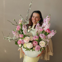 Высокая композиция с ранункулюсами, маттиолой и пионовидными тюльпанами