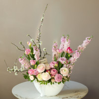 Высокая композиция с ранункулюсами, маттиолой и пионовидными тюльпанами