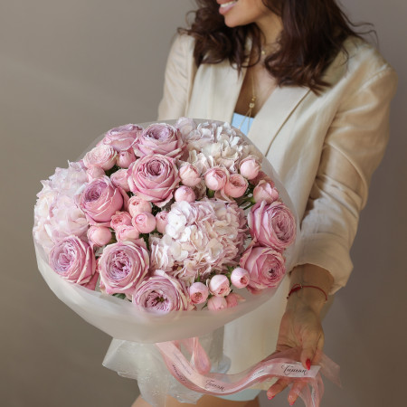 Круглый букет с пионовидными розами, кустовыми розами и гортензией