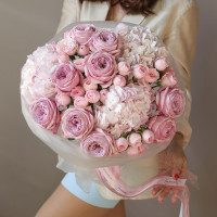 Круглый букет с пионовидными розами, кустовыми розами и гортензией