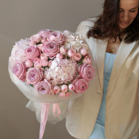 Круглый букет с пионовидными розами, кустовыми розами и гортензией