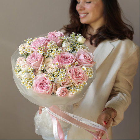 Круглый букет с розами и ромашками