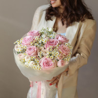 Круглый букет с розами и ромашками