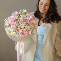 Круглый букет с розами и ромашками