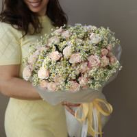 Круглый букет с кустовыми розами и ромашками