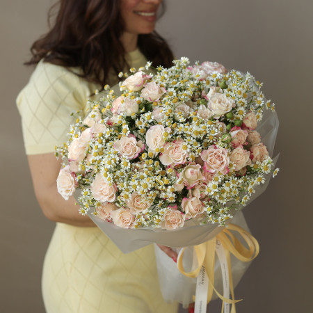 Круглый букет с кустовыми розами и ромашками