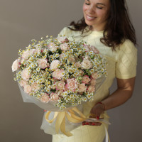 Круглый букет с кустовыми розами и ромашками