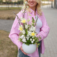 Пасхальная композиция в круглом кашпо с тюльпанами и нарциссами