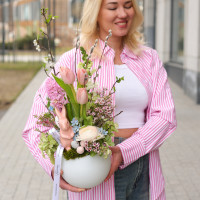 Пасхальная композиция с гиацинтом, тюльпанами и фигуркой зайки