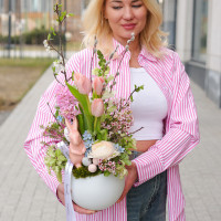 Пасхальная композиция с гиацинтом, тюльпанами и фигуркой зайки