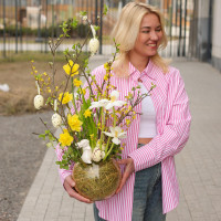 Пасхальная композиция с нарциссами, ветками и фигуркой зайки в стекле