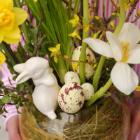 Пасхальная композиция с нарциссами, ветками и фигуркой зайки в стекле