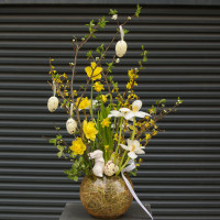 Пасхальная композиция с нарциссами, ветками и фигуркой зайки в стекле