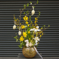 Пасхальная композиция с нарциссами, ветками и фигуркой зайки в стекле