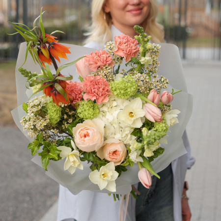 Букет с диантусом, нарциссами, тюльпанами и императорским рябчиком