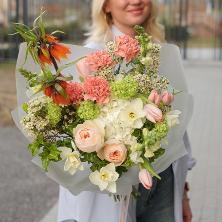 Букет с диантусом, нарциссами, тюльпанами и императорским рябчиком