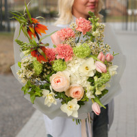 Букет с диантусом, нарциссами, тюльпанами и императорским рябчиком