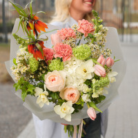 Букет с диантусом, нарциссами, тюльпанами и императорским рябчиком