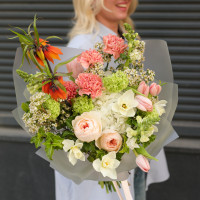 Букет с диантусом, нарциссами, тюльпанами и императорским рябчиком