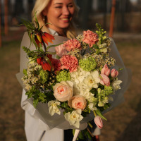 Букет с диантусом, нарциссами, тюльпанами и императорским рябчиком