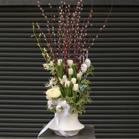 Пасхальный букет с вербой, тюльпанами и декоративными яйцами