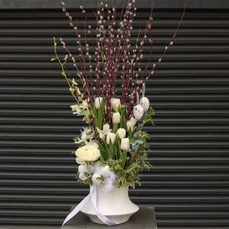 Пасхальный букет с вербой, тюльпанами и декоративными яйцами