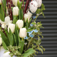 Пасхальный букет с вербой, тюльпанами и декоративными яйцами