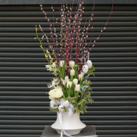 Пасхальный букет с вербой, тюльпанами и декоративными яйцами