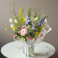 Авторский букет в нежной гамме с ранункулюсами и дельфиниумом