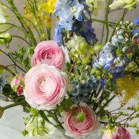 Авторский букет в нежной гамме с ранункулюсами и дельфиниумом