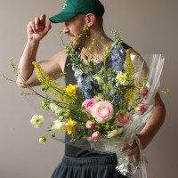 Авторский букет в нежной гамме с ранункулюсами и дельфиниумом