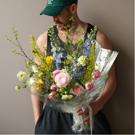 Авторский букет в нежной гамме с ранункулюсами и дельфиниумом