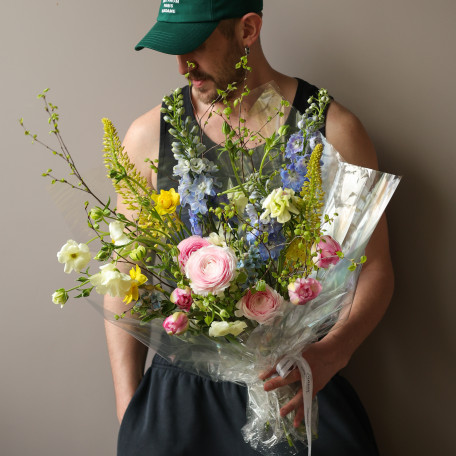 Авторский букет в нежной гамме с ранункулюсами и дельфиниумом