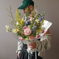 Авторский букет в нежной гамме с ранункулюсами и дельфиниумом