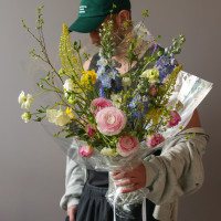 Авторский букет в нежной гамме с ранункулюсами и дельфиниумом