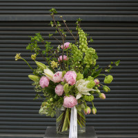 Букет с пионами, фритиллярией, пионовидными тюльпанами и лилиями