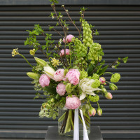 Букет с пионами, фритиллярией, пионовидными тюльпанами и лилиями