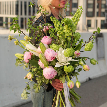 Букет с пионами, фритиллярией, пионовидными тюльпанами и лилиями