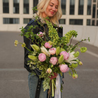 Букет с пионами, фритиллярией, пионовидными тюльпанами и лилиями