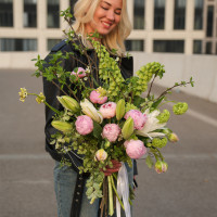 Букет с пионами, фритиллярией, пионовидными тюльпанами и лилиями