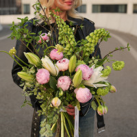 Букет с пионами, фритиллярией, пионовидными тюльпанами и лилиями