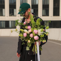 Букет с пионами, фритиллярией, пионовидными тюльпанами и лилиями