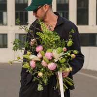 Букет с пионами, фритиллярией, пионовидными тюльпанами и лилиями