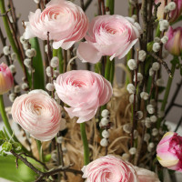 Пасхальная композиция с вербой, ранункулюсами и декоративными яйцами