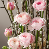 Пасхальная композиция с вербой, ранункулюсами и декоративными яйцами