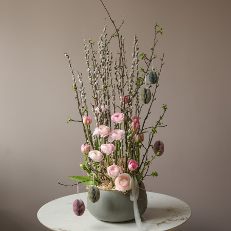 Пасхальная композиция с вербой, ранункулюсами и декоративными яйцами