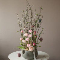 Пасхальная композиция с вербой, ранункулюсами и декоративными яйцами