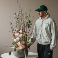 Пасхальная композиция с вербой, ранункулюсами и декоративными яйцами